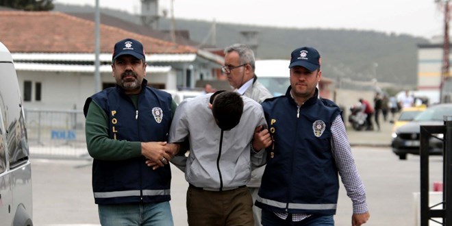 Evinin �n�nde �ay i�en kad�n� vuran ��pheli tutukland�