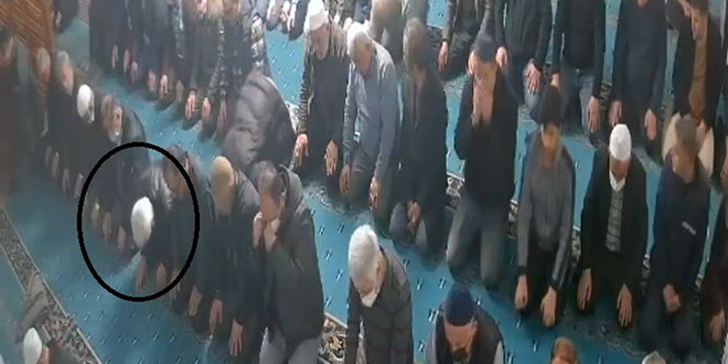 Camide namaz kılarken hayatını kaybetti