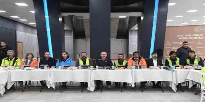 Bakanı Adil Karaismailoğlu, AKM-Gar-Kızılay Metro Şantiyesi işçileriyle sahurda bir araya geldi