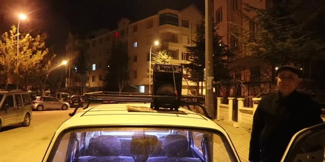 Davulculara kızan muhtar mahalleliyi sahura kendi yöntemiyle kaldırıyor