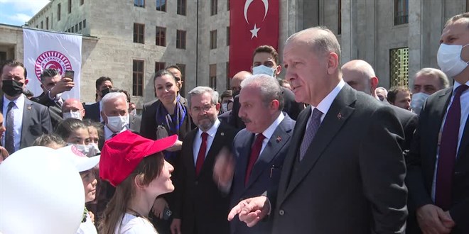 Erdoğan, Meclis'te küçük sporcularla sohbet etti