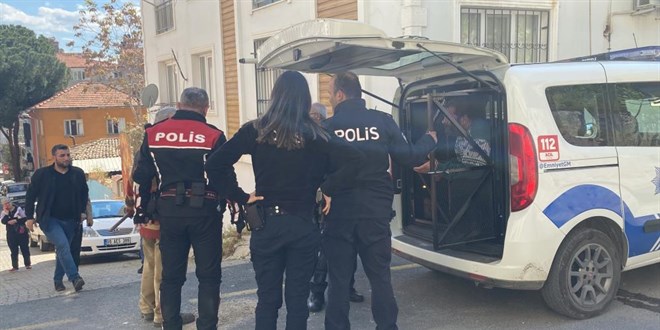 Eşinin ölüm haberini alan adam sağlıkçılara zor anlar yaşattı