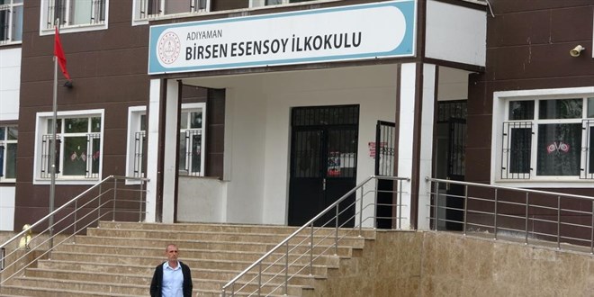 Okula satırlı saldırı: Öğrencilerin gözü önünde camları kırdı