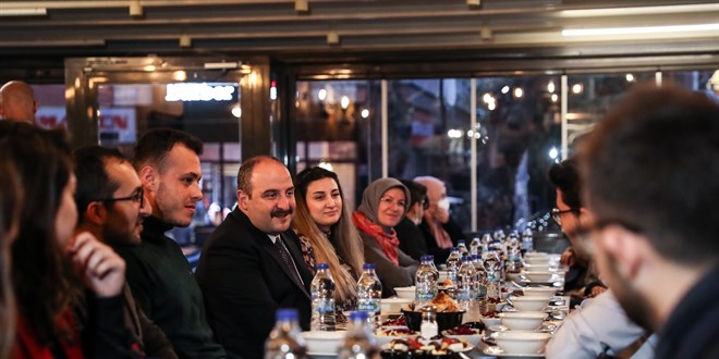 Bakan Varank, gençlerle hamburgercide iftar açtı