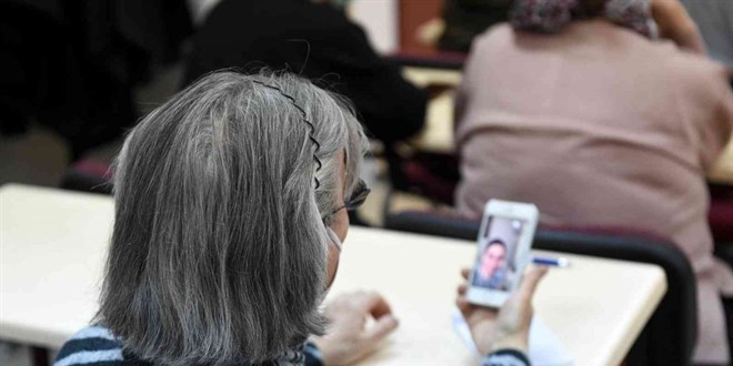 'Akıllı telefon kullanmayı bilmeyen' yaşlılar kursa katıldı