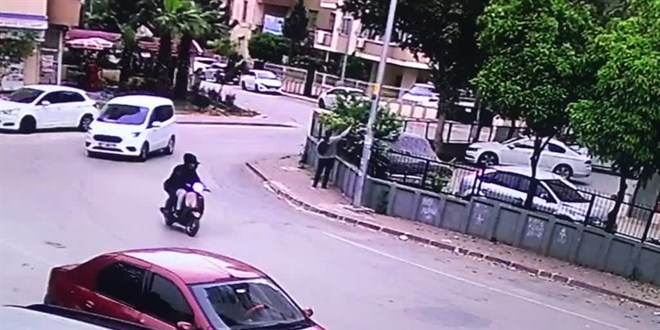 Adana'da kapkaç mağduru kadının yerde sürüklenmesi güvenlik kamerasında
