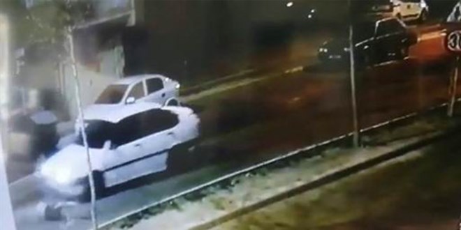 Köpek havlamasından korktu, kaçarken araba çarptı