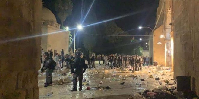 İsrail polisi Mescid-i Aksa'ya baskın düzenledi