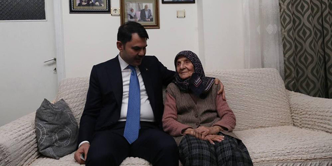 Bakan Kurum, 15 Temmuz'da 3 evladını şehit veren Muzaffer Nine'yi ziyaret etti