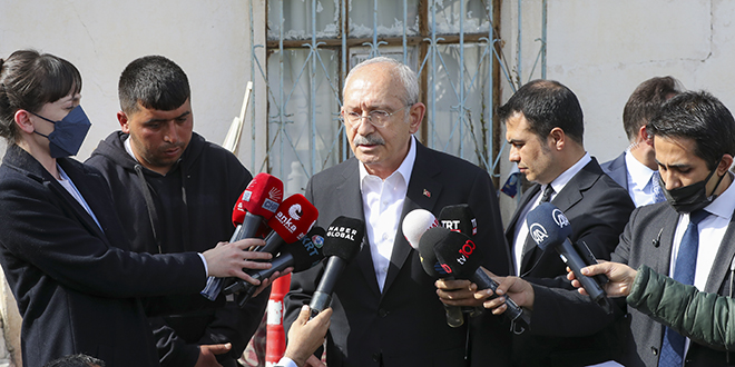 Kılıçdaroğlu, borcu nedeniyle elektriği kesilen evi ziyaret etti