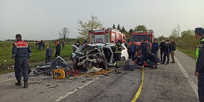 İki otomobilin çarpıştığı kazada biri muhtar 2 kişi öldü