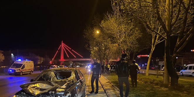 Konya'da otomobilin arpt iki gen hayatn kaybetti