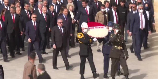 Mustafa Şentop Başkanlığında Devlet erkanı Anıtkabir'e çelenk bıraktı