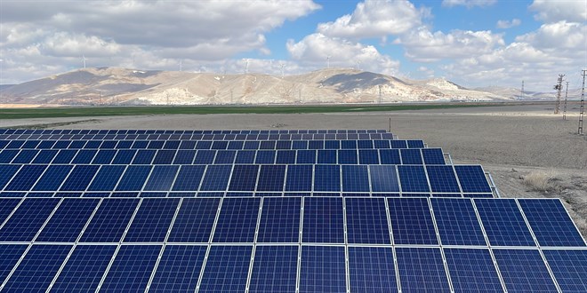 Tarlalarına kurdukları güneş panelleriyle hem kendileri hem doğa kazanıyor
