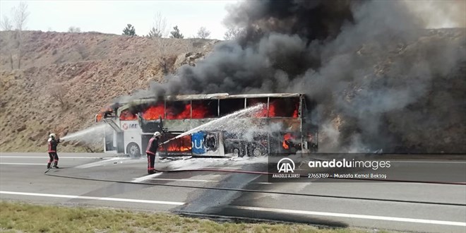 Ankara'da seyir halindeki yolcu otobüsünde çıkan yangın söndürüldü