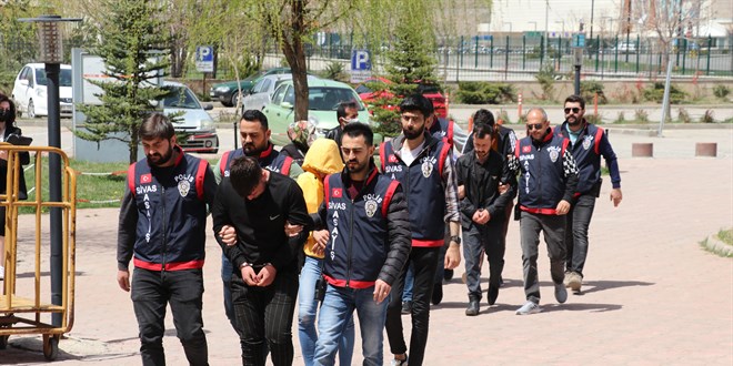 Sivas'ta 27 evden hrszlk yapan 4 pheliden 3' tutukland