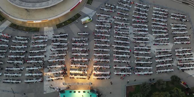 Zeytinburnu 15 Temmuz Meydanı'nda 5 bin kişi oruç açtı
