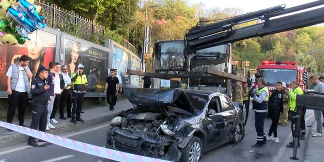 İETT otobüsü 15 araca çarptı: 4 yaralı