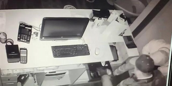 Duvarı delip 450 bin lira değerinde ürün çaldılar