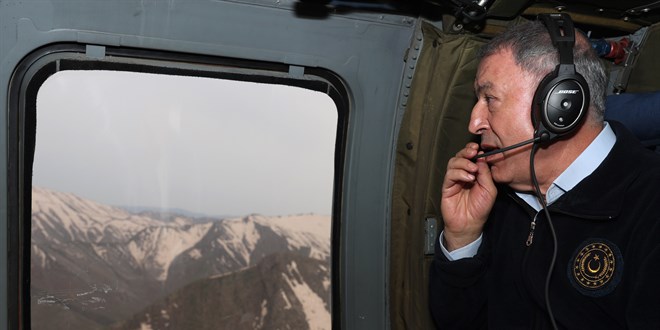 Bakan Akar, komutanlarla sınırın sıfır noktasından Pençe Kilit Operasyonu'nu takip etti