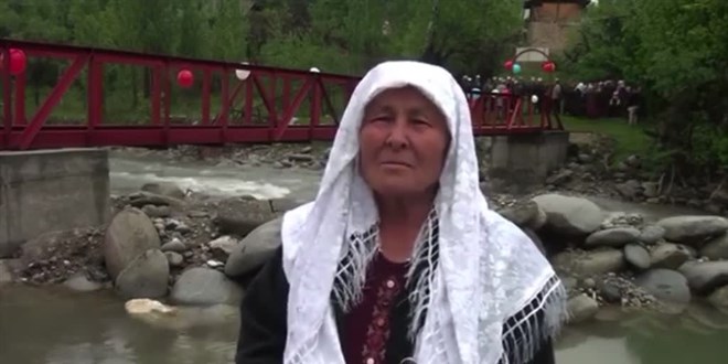 K�rg�zistan'da bir kad�n hac i�in biriktirdi�i parayla k�y�ne k�pr� yapt�rd�