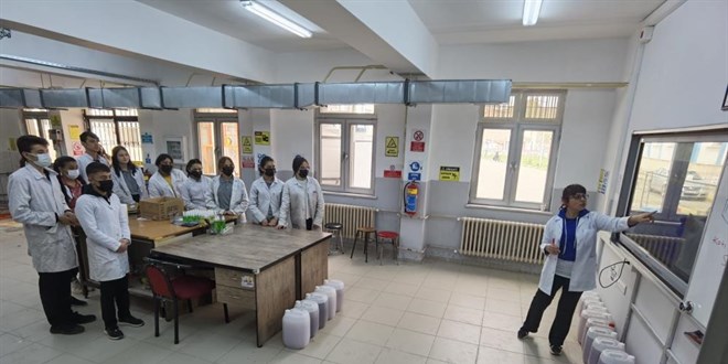 Fabrika gibi okul, 25 çeşit ürünle 3.3 milyon lira ciro elde ettiler