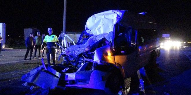 Diyarbakır'da tırla minibüs çarpıştı: 1 ölü, 3'ü ağır 5 yaralı
