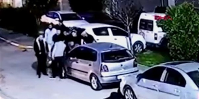 Esenyurt'ta sitede kavga: Polisi darbedip silahını aldılar