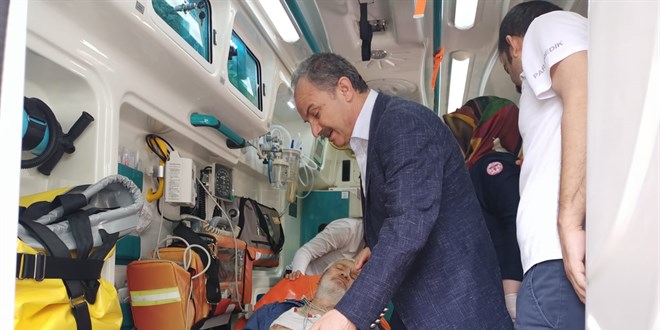 Ad�yaman Belediye Ba�kan�, yolda bay�lan vatanda�a m�dahale etti