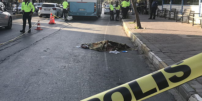 Patenli �ocu�un alt�nda kalarak �ld��� otob�s�n �of�r� sal�verildi