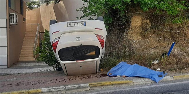 Kaldırımda yürürken otomobilin çarptığı kadın hayatını kaybetti 22:40