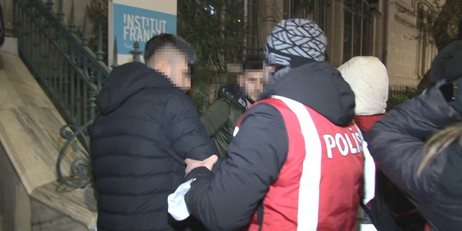 Taksim'de izinsiz gösteri yapan 51 kişi gözaltına alındı 08:20