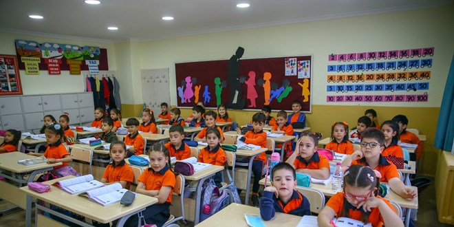 Öğrenciler sınıflara maskesiz girmenin mutluluğunu yaşadı