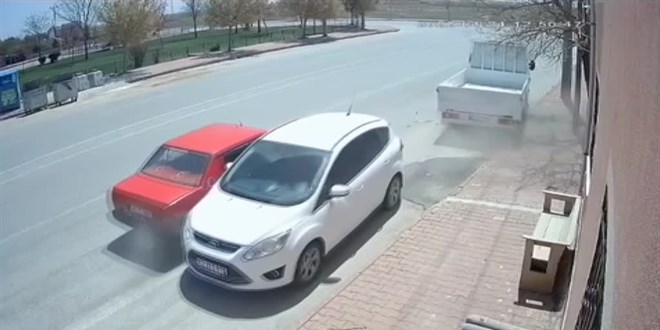 Konya'da drift yaparken iki araca çarpan sürücüye 12 bin 800 lira para cezası