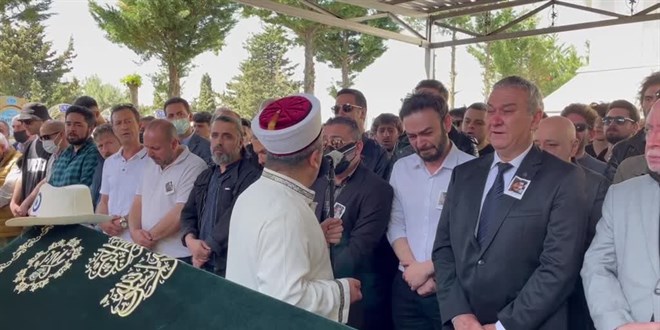 �stanbul'da balkondan d��erek �len rap �ark�c�s�n�n cenazesi defnedildi