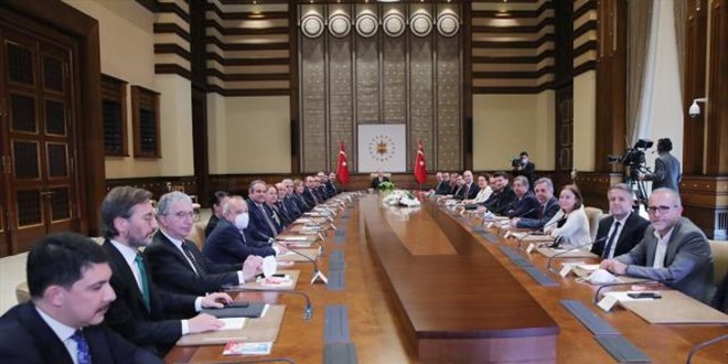 Erdoğan, 'Maskeleri çıkarın' dedi, bir üye maske kararından vazgeçmedi