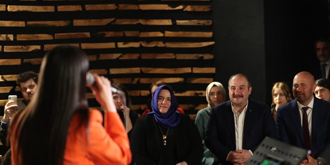 Bakan Varank, Türkiye'nin en büyük animasyon ve ses stüdyosunda gençlerle buluştu