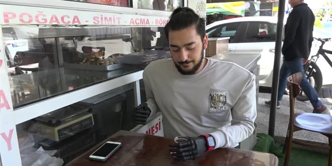 Biyonik kollarıyla hayata tutunan genç, belediyede işbaşı yaptı