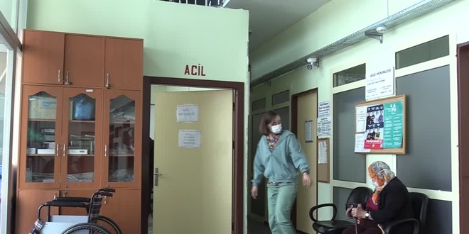 Annesi doğumda ölen ebe, 44 yıldır başkalarının aynı acıyı yaşamaması için çalışıyor