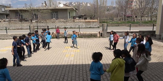 Öğrencilerden maskeye elveda kutlaması