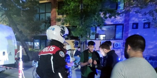 Gençler kavga etti: Polis kimlik, masa sahibi hasarının peşine düştü