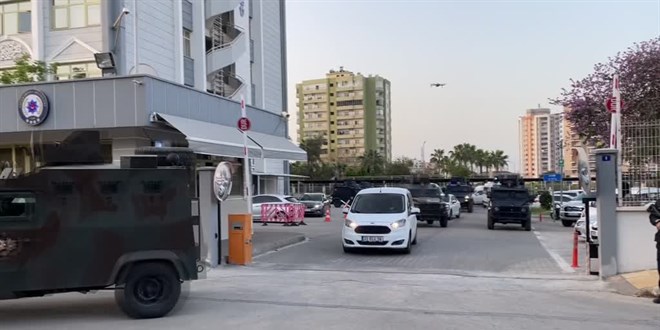 Mersin'de terör örgütü üyeliği iddiasıyla 12 zanlıya operasyon
