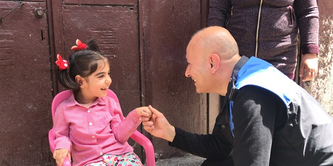Adana'da polis ALS hastası çocuğu tedavi merkezine ekip aracıyla götürdü
