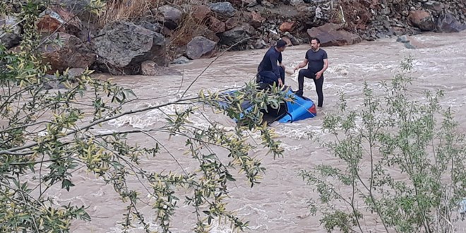 Erzurum'daki trafik kazasnda suya kaplan 2 kiiden birinin cesedine ulald