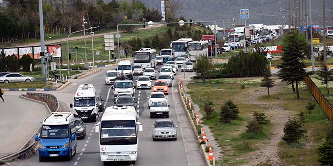 'Kilit kavşak' Kırıkkale'de bayram öncesi trafik yoğunluğu başladı