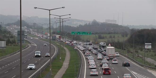 Anadolu Otoyolu'nun Bolu ve D�zce kesiminde bayram trafi�i ba�lad�