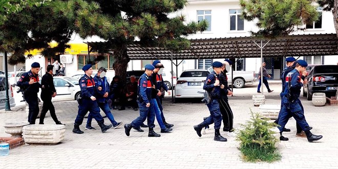 Eskişehir'de izinsiz kazı yapan 5 kişi, 14 metre derinlikteki tünelde yakalandı