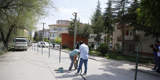 Eskişehir'de belediyeye tepki gösteren aile yolu tel örgüyle ikiye böldü