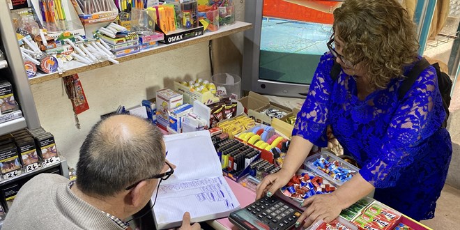 Kırşehir'de hayırsever kadınlar 7 bakkalın veresiye defterindeki borcu ödedi