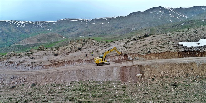 Van'da ulaşım sıkıntısı nedeniyle ekilemeyen 4 bin dönüm arazi için yol yapıldı